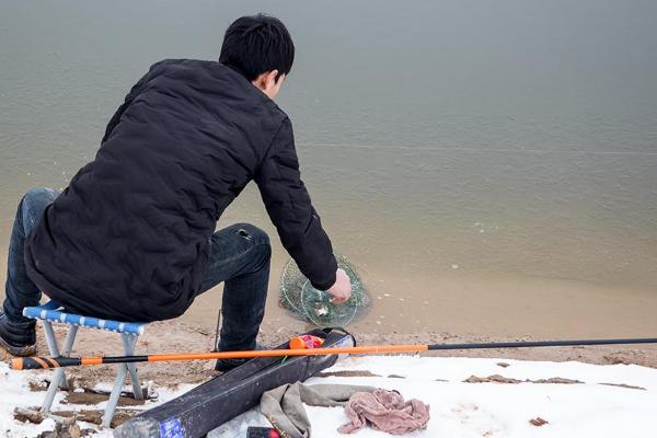 下雪天钓鱼怎么钓，鱼都集中在底部