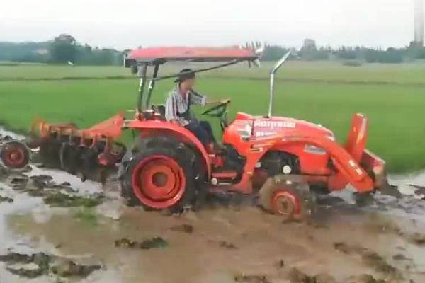 拖拉机水田作业陷车怎么处理，容易损坏机件