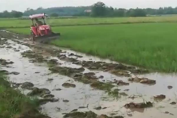 拖拉机水田作业陷车怎么处理，容易损坏机件