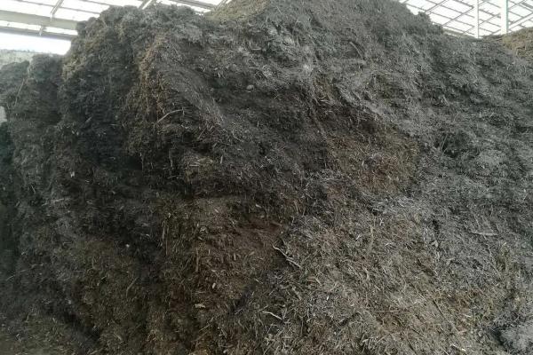 农村堆肥土方法，堆肥材料不可仅用粪尿肥