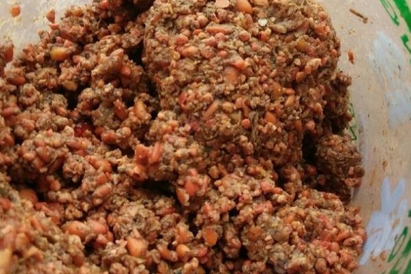 钓鲫鱼时的打窝方法，将米糠、麦麸等材料揉成团即可直接使用