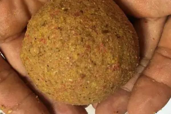冬季野钓鲫鱼主要用什么味型的饵料，使用腥味型鱼饵具有更强的吸引力