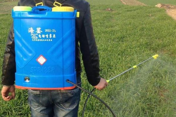 农药喷雾器的使用技巧，应掌握好喷雾量与喷雾速度