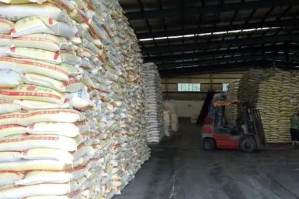 肥料的保存方法，分为仓库堆存、货棚堆存、露地堆放