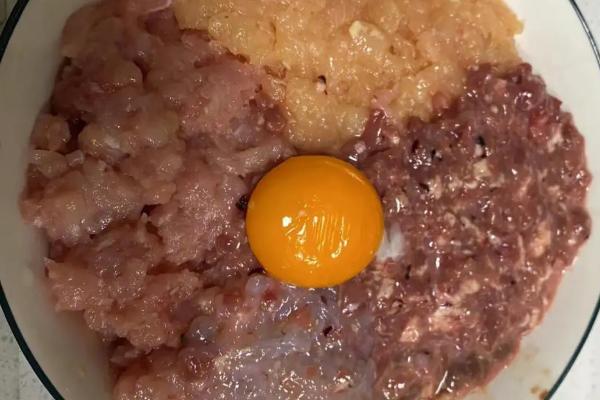 怎么制做猫饭，直接将食材洗净煮熟即可