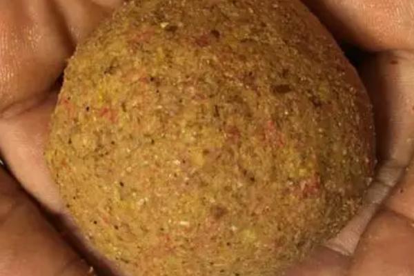 秋冬季节鲫鱼在哪个水层，秋季一般在浅水层