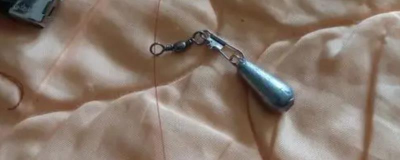 海竿的铅坠和鱼钩怎么挂线