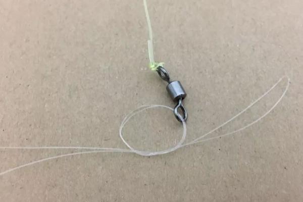 绑双钩子线的打结方法，鱼线和鱼钩可根据垂钓鱼种来选择