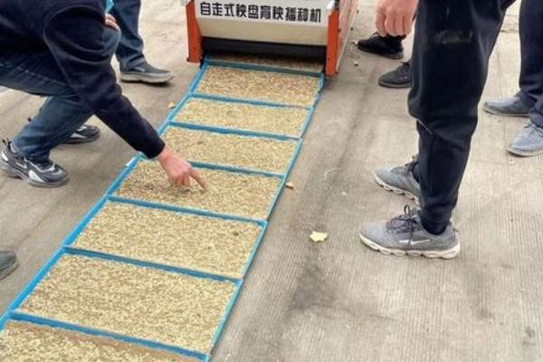 怎么操作育秧播种机，播种时要将开关切至“ON”的位置