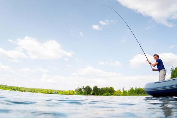 初冬钓鱼钓深水还是浅水,一般采取钓深的方式