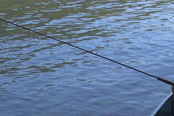 初冬钓鱼钓深水还是浅水,一般采取钓深的方式