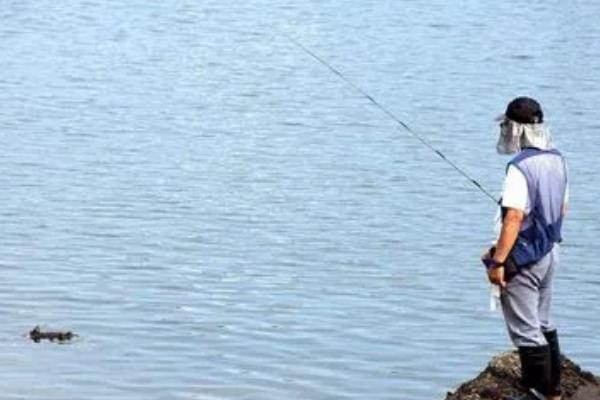 初冬钓鱼钓深水还是浅水,一般采取钓深的方式