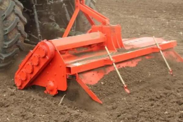 旋耕机使用注意事项,使用时小心、操作时细心