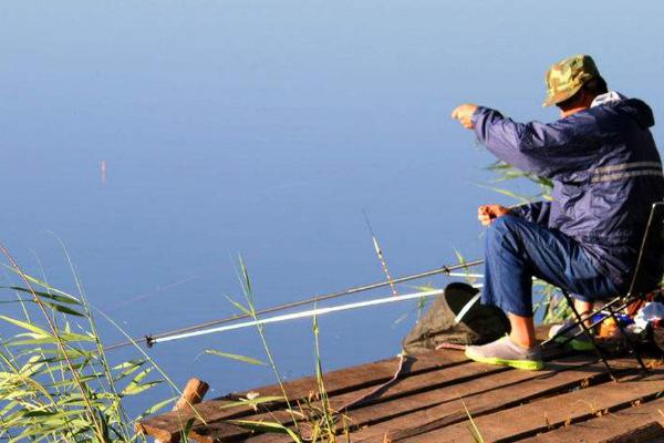 炎热天气要钓深还是钓浅,温度未超过30℃即可钓浅
