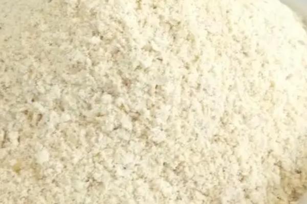 寒冷天气如何野钓鲫鱼,用腥味较大的饵料打窝可提高钓获率