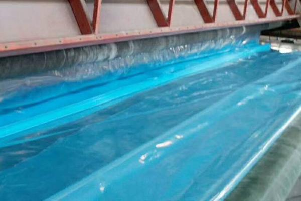 农膜破损后怎么修补,可用纸片沾水后贴在破损处