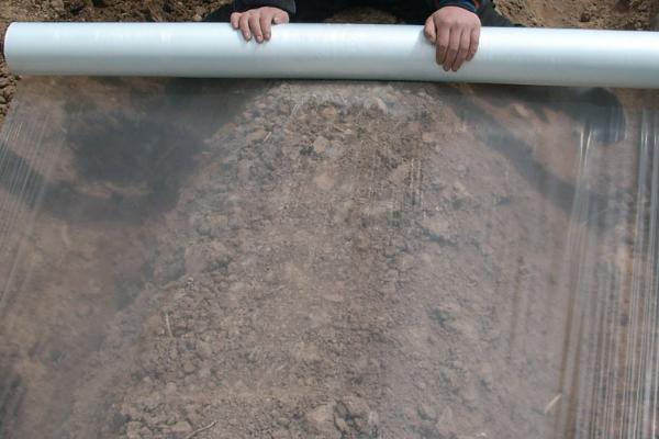 农膜破损后怎么修补,可用纸片沾水后贴在破损处