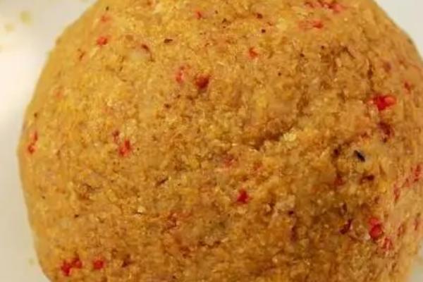 钓鱼时怎么配饵，可将玉米面、麦麸等原料混匀使用