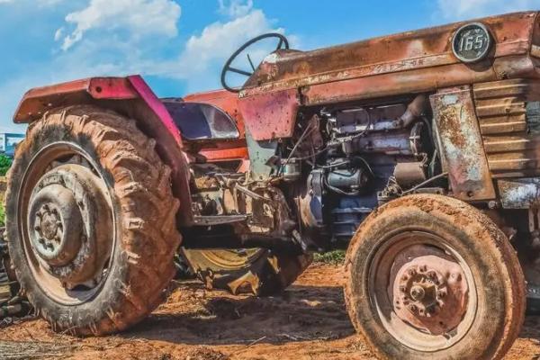 在拖拉机上如何调整调节器,在活动振臂和铁芯之间塞入木块可闭合触点