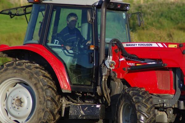 在拖拉机上如何调整调节器,在活动振臂和铁芯之间塞入木块可闭合触点