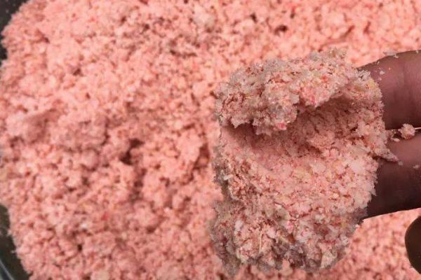 用哪种饵料打窝能吸引大鲫鱼,通常可以使用酒米、酒糟等饵料