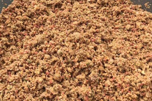 钓鱼适合用腥味还是香味饵料,主要取决于垂钓对象