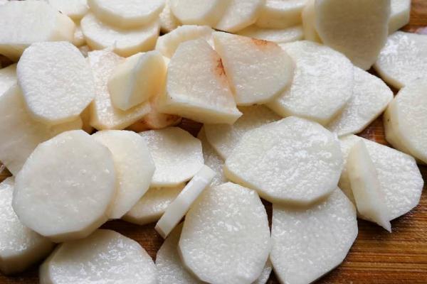 去皮山药如何保存,沥干水分后可放入冰箱中冷藏