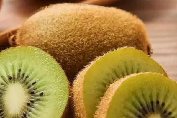 奇异果和猕猴桃有什么区别,奇异果表面较光滑、猕猴桃表面较粗糙