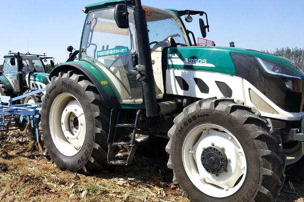 高温时期怎么使用拖拉机,发动机过热时要停机加冷水