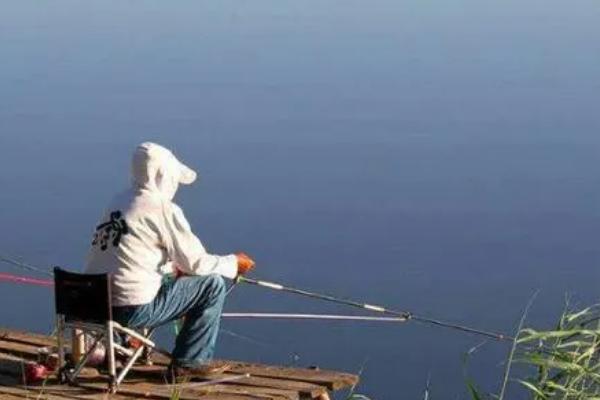 冬钓鲫鱼要钓多深,深度需达到3-5m