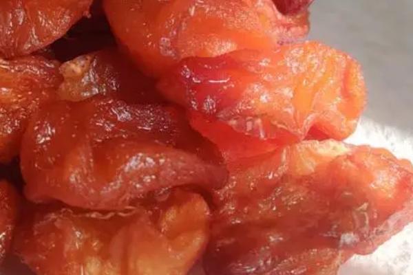 膨化苹果脯怎么加工,需经历选料、硬化、糖煮、膨化等步骤