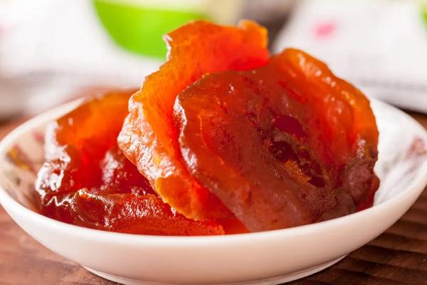 膨化苹果脯怎么加工,需经历选料、硬化、糖煮、膨化等步骤