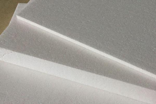 空心菜的水培方法,需将幼苗放在浮水材料上面固定住