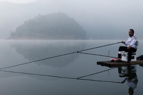 冬天怎么钓鲈鱼,一般在太阳出来后开始垂钓