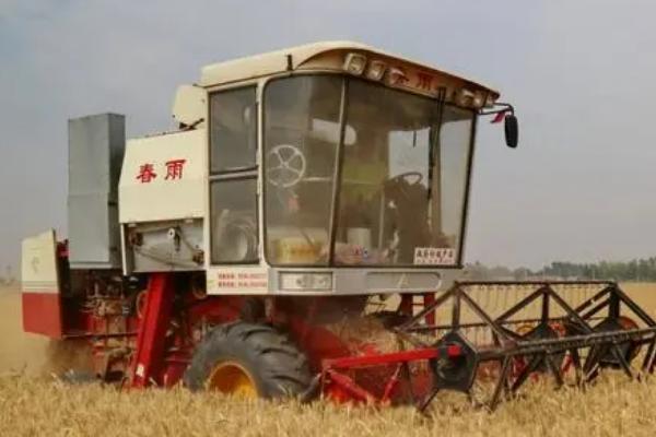 小麦联合收割机入库保管技巧,保管前机械内外要彻底清除杂物