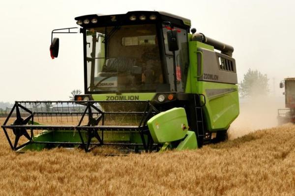 小麦联合收割机入库保管技巧,保管前机械内外要彻底清除杂物