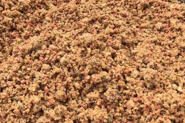 夏天鲫鱼喜欢腥的还是香的饵料,大部分用的都是香的