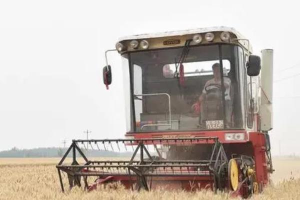 小麦联合收获机使用后怎么保养,磨损超标的脱粒弓齿要及时更换