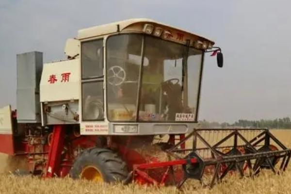 小麦联合收获机使用后怎么保养,磨损超标的脱粒弓齿要及时更换
