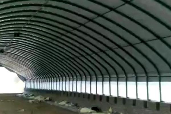 如何建设养羊大棚,用竹条制作顶棚、棚内用铁栅栏隔开羊群