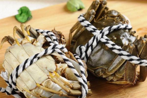 如何鉴别阳澄湖大闸蟹的真假,真品具有蟹壳青灰、甲壳晶莹等特点