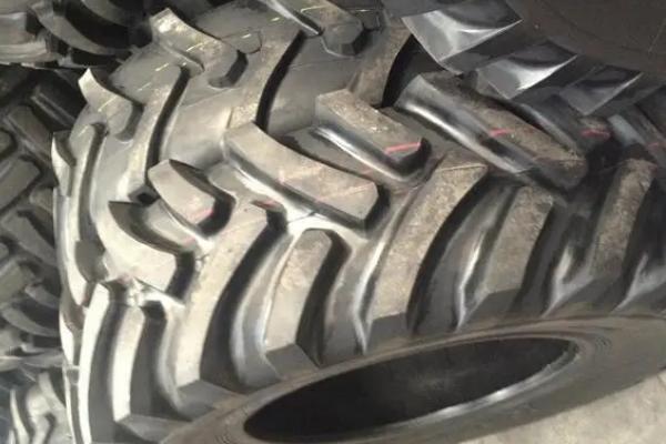 拖拉机轮胎磨损的原因，胎压过高或过低都会影响轮胎寿命