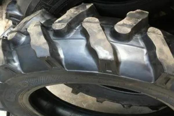 拖拉机轮胎磨损的原因，胎压过高或过低都会影响轮胎寿命