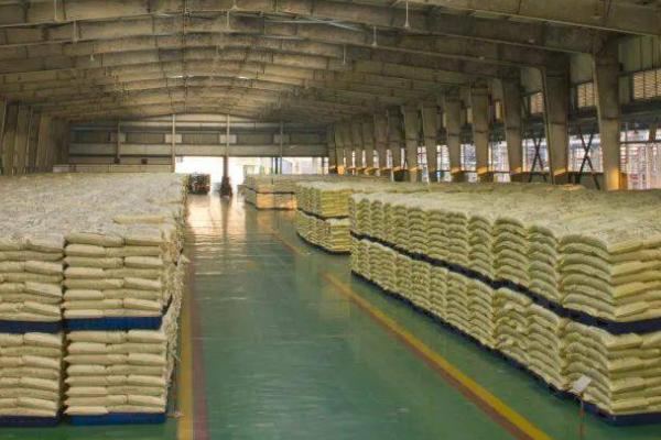 如何科学储存化肥，多雨季节一般以仓库堆存为主