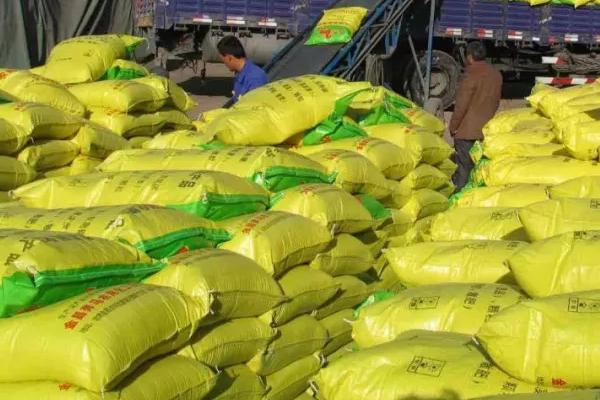 如何科学储存化肥，多雨季节一般以仓库堆存为主