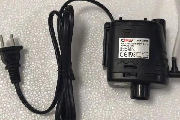 鱼缸水泵老是吸住小鱼怎么办，可在出水口处蒙上丝袜