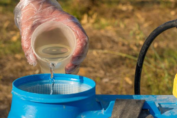 粉剂农药的稀释方法，填充料需反复添加再拌匀