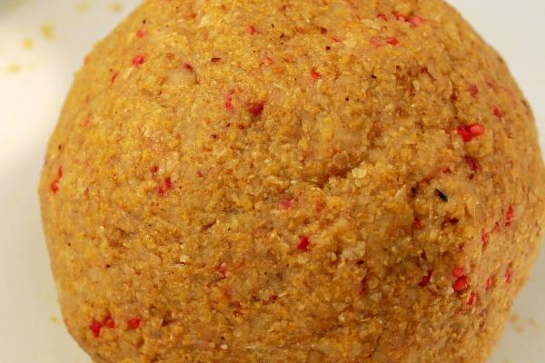 夏钓鲢鳙用什么味型的鱼饵,使用酸臭味饵料比较合适