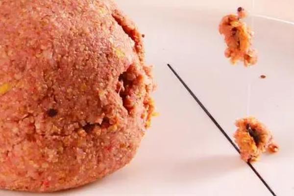 夏钓鲢鳙用什么味型的鱼饵,使用酸臭味饵料比较合适