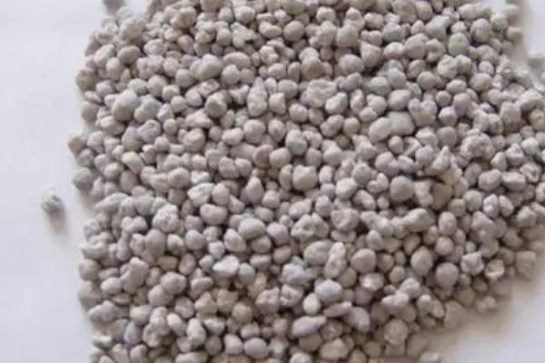 如何鉴别真假普钙，优质普钙呈灰白色疏松粉状、劣质普钙色杂且粗糙